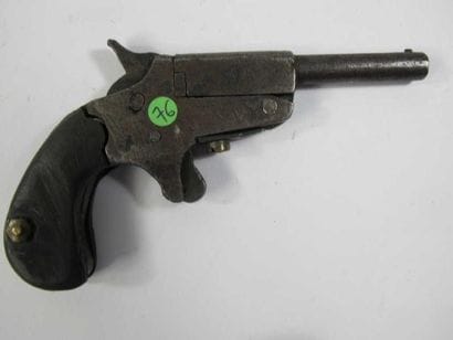 Petit pistolet de poche, un coup, calibre...