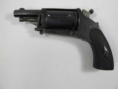 Revolver Bull Dog, cinq coups, calibre 6...