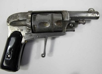Deux revolvers Hammerless, cinq coups, calibre...