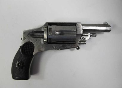 Deux revolvers Hammerless, cinq coups, calibre...