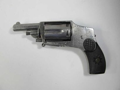 Deux revolvers Hammerless, cinq coups, calibre...