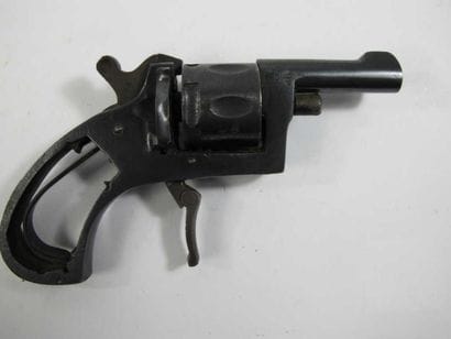 Pistolet type Bull Dog, six coups, calibre...