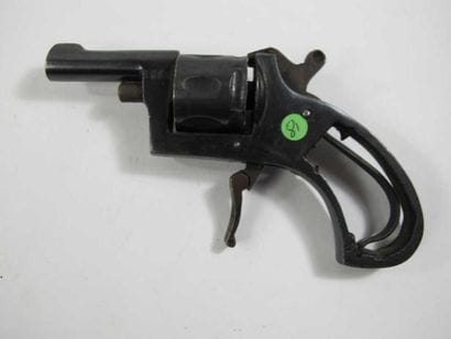 Pistolet type Bull Dog, six coups, calibre...
