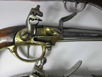 Pistolet d'arçon modèle 1777. Coffre gravé...