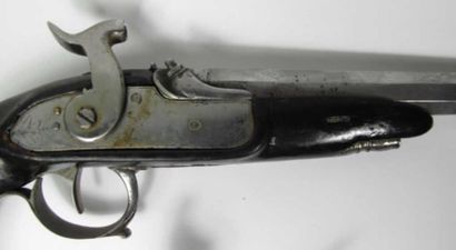 Pistolet à percussion d'officier. Canon à...