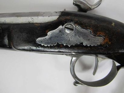 Pistolet à percussion d'officier. Canon à...