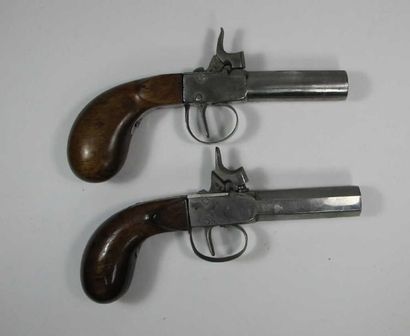 Deux pistolets à coffre à percussion. Un...