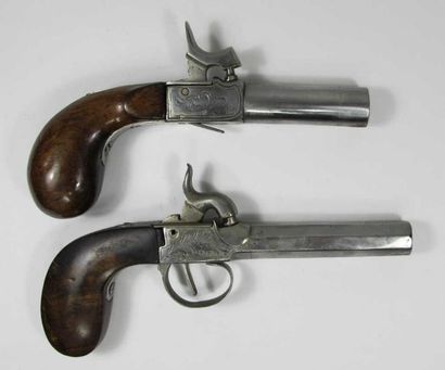 Deux pistolets de coffre à percussion. Un...