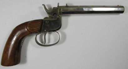 Deux pistolets: - Pistolet Sharps, quatre...