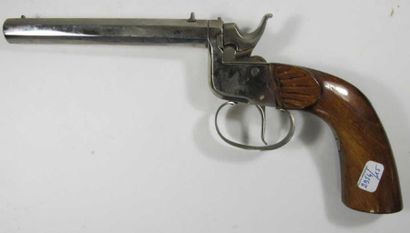 Deux pistolets: - Pistolet Sharps, quatre...