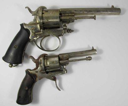 Deux revolvers à broche à percussion. Canons...