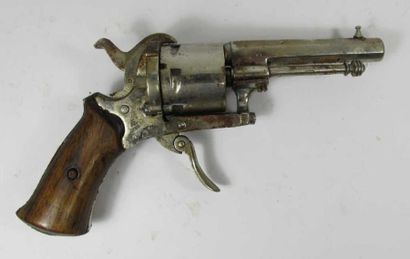 Deux revolvers à broche, six coups, calibre...