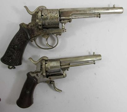 Deux revolvers à broche: - 6 coups, calibre...