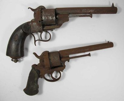 Deux revolvers Lefaucheux: - six coups à...