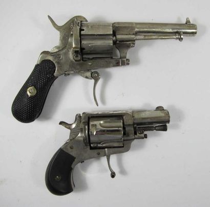 Deux revolvers: - six coups calibre 7 mm....