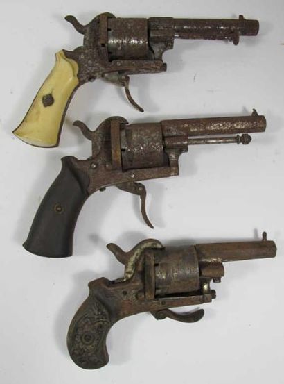 Trois revolvers à broche, six coups calibre...