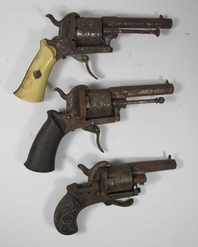 Trois revolvers à broche, six coups calibre...