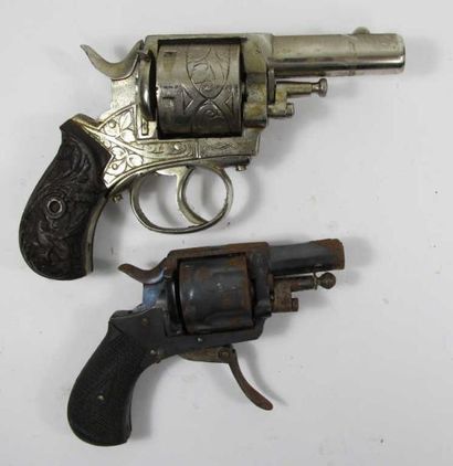 Deux revolvers de type Bulldog six coups...