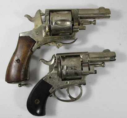 Deux revolvers de type Bulldog, six coups,...