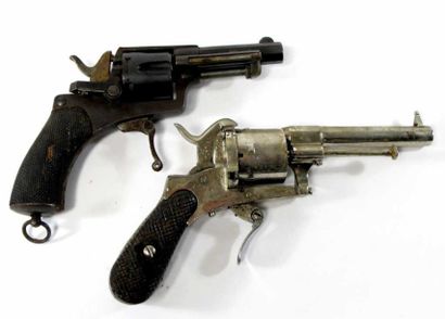 Deux revolvers: - à broche, 6 coups, calibre...