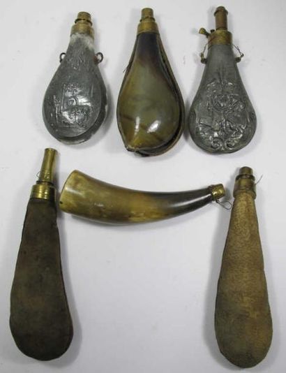 Cinq poires à poudre et à plomb, deux en...