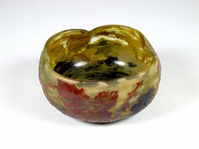 DAUM à Nancy
Coupe quadrilobée en verre marmoréen...