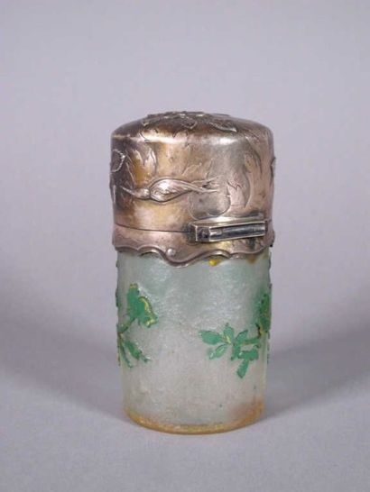 DAUM Nancy
Flacon cylindrique en verre partiellement...