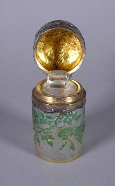 DAUM Nancy
Flacon cylindrique en verre partiellement...