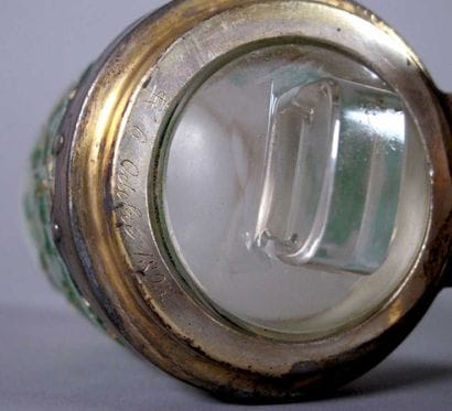 DAUM Nancy
Flacon cylindrique en verre partiellement...