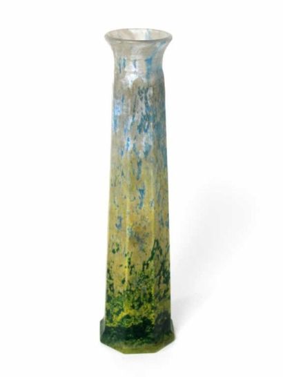 DAUM Nancy
Vase à pans coupés en verre marmoréen...