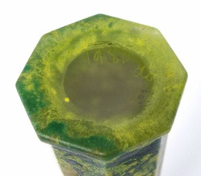 DAUM Nancy
Vase à pans coupés en verre marmoréen...