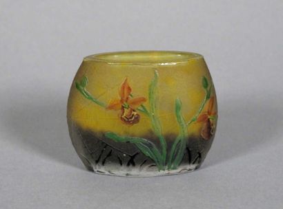DAUM à Nancy
Vase miniature à section ovale,...