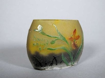 DAUM à Nancy
Vase miniature à section ovale,...