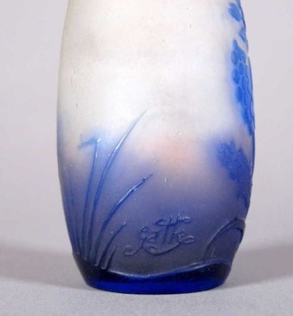 Etablissement GALLE Vase bombé en verre double...