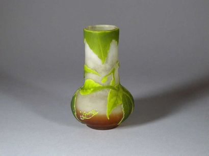 Etablissements GALLE Petit vase oignon en...