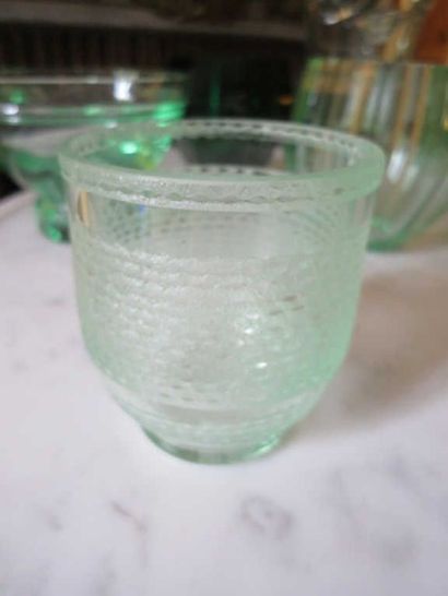 DAUM France
Vase ovoïde en verre vert pale...