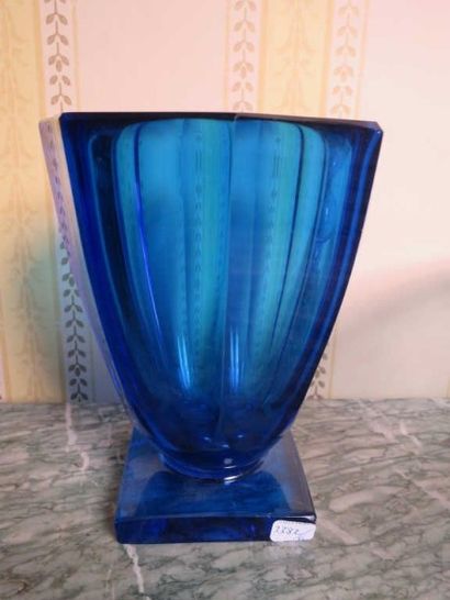 DAUM France
Vase ovoïde en verre bleu moyen...
