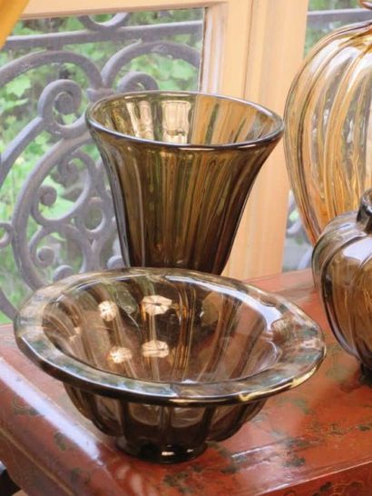 DAUM France
Coupe sur talon en verre brun...