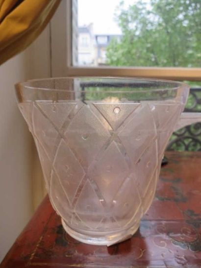 DAUM France
Vase tulipe sur talon en verre...