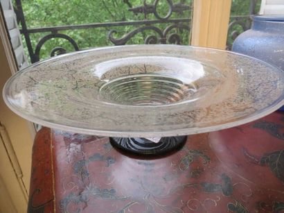 DAUM France
Coupe très évasée en verre givré...