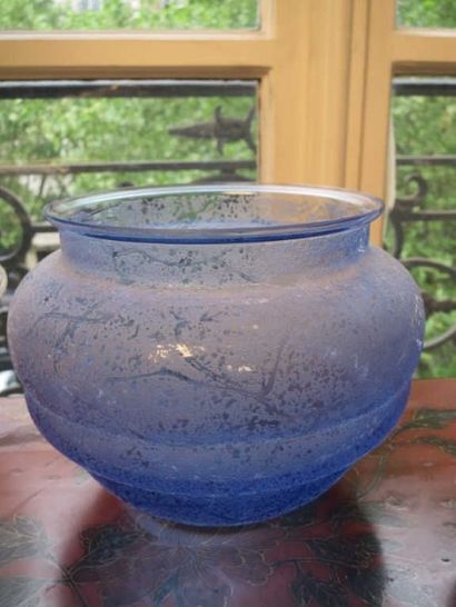 DAUM France
Vase ourlé à col droit en verre...