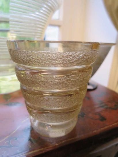 DAUM France
Vase cylindrique légèrement évasé...
