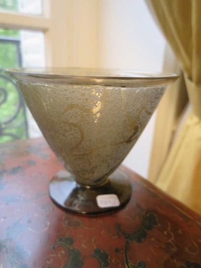 DAUM France
Vase conique en verre givré sur...