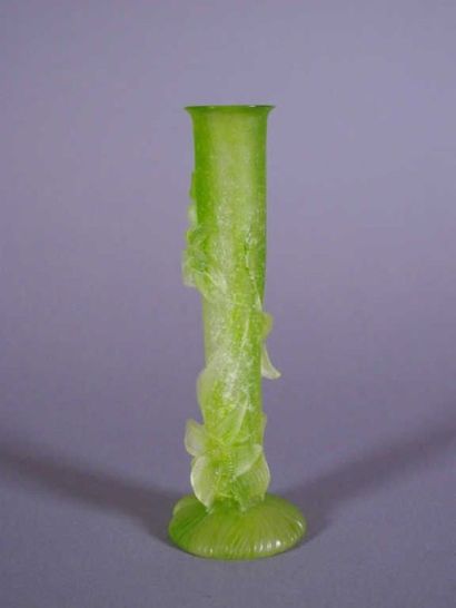 DAUM
Flambeau en pâte de verre anis à décor...
