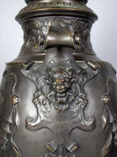 LEVILLAIN Ferdinand (1837-1905)
Vase couvert...