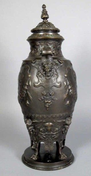 LEVILLAIN Ferdinand (1837-1905)
Vase couvert...