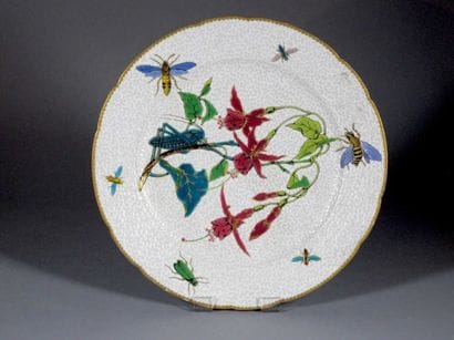 Assiette circulaire en porcelaine à décor...