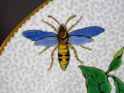 Assiette circulaire en porcelaine à décor...