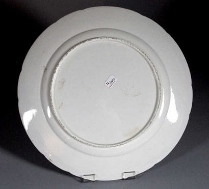 Assiette circulaire en porcelaine à décor...