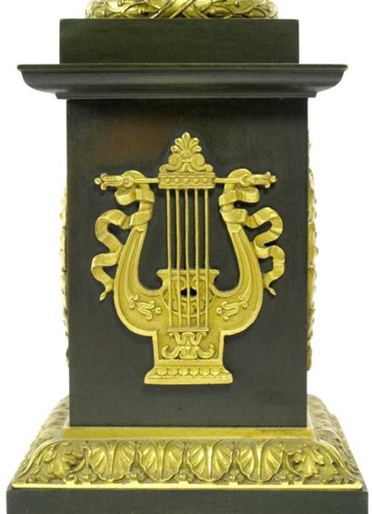 Paire de vases Médicis à deux anses et leur...